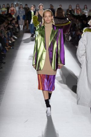 ドリス ヴァン ノッテン100回目のショー、往年のトップモデルがランウェイに【2017-18秋冬ウィメンズ】