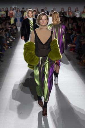 ドリス ヴァン ノッテン100回目のショー、往年のトップモデルがランウェイに【2017-18秋冬ウィメンズ】