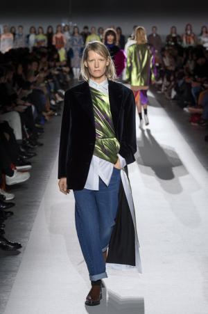 ドリス ヴァン ノッテン100回目のショー、往年のトップモデルがランウェイに【2017-18秋冬ウィメンズ】