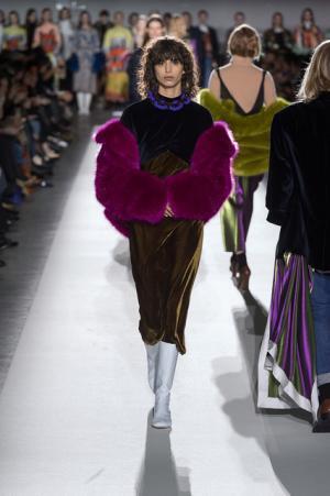 ドリス ヴァン ノッテン100回目のショー、往年のトップモデルがランウェイに【2017-18秋冬ウィメンズ】