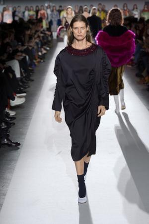 ドリス ヴァン ノッテン100回目のショー、往年のトップモデルがランウェイに【2017-18秋冬ウィメンズ】