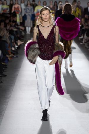 ドリス ヴァン ノッテン100回目のショー、往年のトップモデルがランウェイに【2017-18秋冬ウィメンズ】