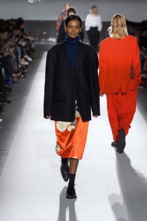 ドリス ヴァン ノッテン100回目のショー、往年のトップモデルがランウェイに【2017-18秋冬ウィメンズ】