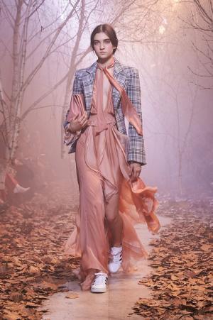 オフ-ホワイト c/o ヴァージル アブロー、“ストリートクチュール”のその先【2017-18秋冬ウィメンズ】