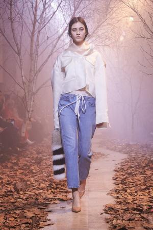 オフ-ホワイト c/o ヴァージル アブロー、“ストリートクチュール”のその先【2017-18秋冬ウィメンズ】