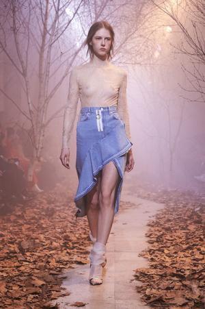 オフ-ホワイト c/o ヴァージル アブロー、“ストリートクチュール”のその先【2017-18秋冬ウィメンズ】