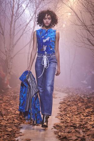 オフ-ホワイト c/o ヴァージル アブロー、“ストリートクチュール”のその先【2017-18秋冬ウィメンズ】