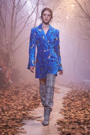 オフ-ホワイト c/o ヴァージル アブロー、“ストリートクチュール”のその先【2017-18秋冬ウィメンズ】