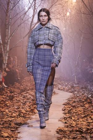 オフ-ホワイト c/o ヴァージル アブロー、“ストリートクチュール”のその先【2017-18秋冬ウィメンズ】