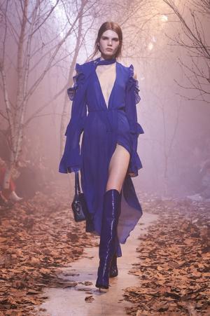 オフ-ホワイト c/o ヴァージル アブロー、“ストリートクチュール”のその先【2017-18秋冬ウィメンズ】