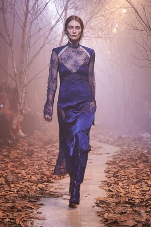 オフ-ホワイト c/o ヴァージル アブロー、“ストリートクチュール”のその先【2017-18秋冬ウィメンズ】