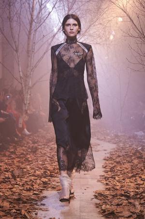 オフ-ホワイト c/o ヴァージル アブロー、“ストリートクチュール”のその先【2017-18秋冬ウィメンズ】