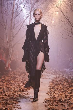 オフ-ホワイト c/o ヴァージル アブロー、“ストリートクチュール”のその先【2017-18秋冬ウィメンズ】