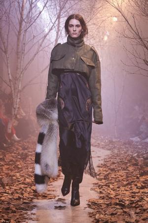 オフ-ホワイト c/o ヴァージル アブロー、“ストリートクチュール”のその先【2017-18秋冬ウィメンズ】