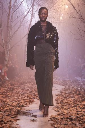 オフ-ホワイト c/o ヴァージル アブロー、“ストリートクチュール”のその先【2017-18秋冬ウィメンズ】