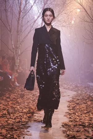 オフ-ホワイト c/o ヴァージル アブロー、“ストリートクチュール”のその先【2017-18秋冬ウィメンズ】