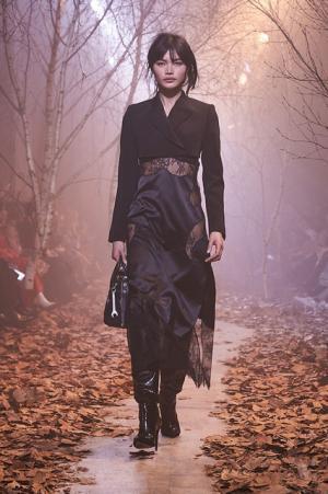 オフ-ホワイト c/o ヴァージル アブロー、“ストリートクチュール”のその先【2017-18秋冬ウィメンズ】