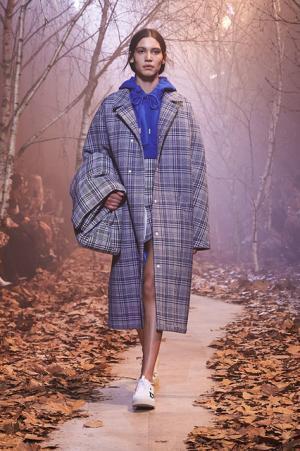 オフ-ホワイト c/o ヴァージル アブロー、“ストリートクチュール”のその先【2017-18秋冬ウィメンズ】