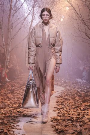 オフ-ホワイト c/o ヴァージル アブロー、“ストリートクチュール”のその先【2017-18秋冬ウィメンズ】