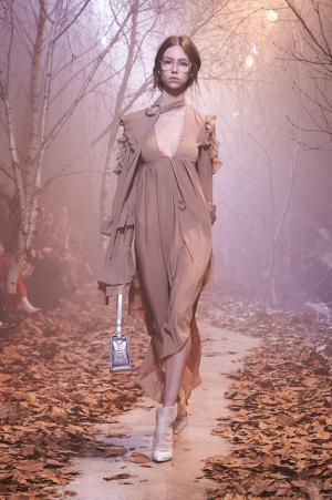 オフ-ホワイト c/o ヴァージル アブロー、“ストリートクチュール”のその先【2017-18秋冬ウィメンズ】