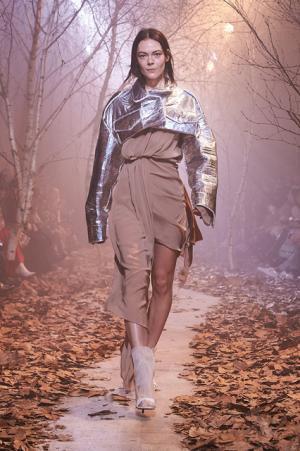 オフ-ホワイト c/o ヴァージル アブロー、“ストリートクチュール”のその先【2017-18秋冬ウィメンズ】