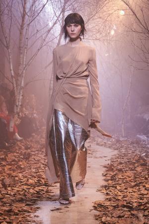 オフ-ホワイト c/o ヴァージル アブロー、“ストリートクチュール”のその先【2017-18秋冬ウィメンズ】