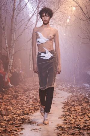 オフ-ホワイト c/o ヴァージル アブロー、“ストリートクチュール”のその先【2017-18秋冬ウィメンズ】