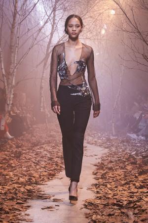 オフ-ホワイト c/o ヴァージル アブロー、“ストリートクチュール”のその先【2017-18秋冬ウィメンズ】