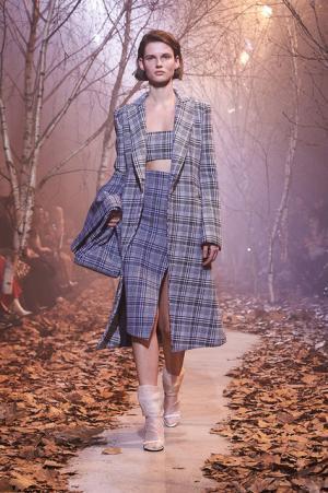 オフ-ホワイト c/o ヴァージル アブロー、“ストリートクチュール”のその先【2017-18秋冬ウィメンズ】