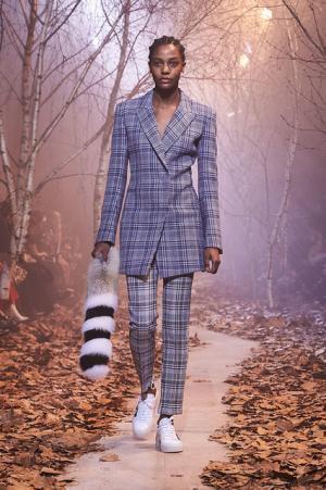 オフ-ホワイト c/o ヴァージル アブロー、“ストリートクチュール”のその先【2017-18秋冬ウィメンズ】