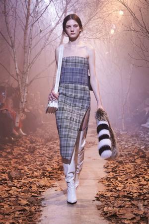 オフ-ホワイト c/o ヴァージル アブロー、“ストリートクチュール”のその先【2017-18秋冬ウィメンズ】