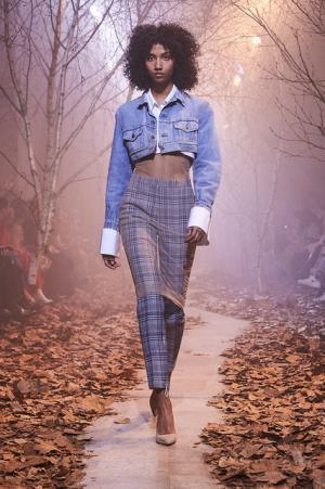 オフ-ホワイト c/o ヴァージル アブロー、“ストリートクチュール”のその先【2017-18秋冬ウィメンズ】