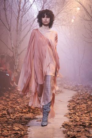 オフ-ホワイト c/o ヴァージル アブロー、“ストリートクチュール”のその先【2017-18秋冬ウィメンズ】