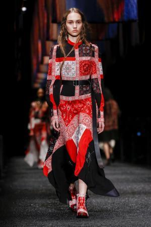 アレキサンダー・マックイーン、神秘の街に思いを馳せて【2017-18秋冬ウィメンズ】