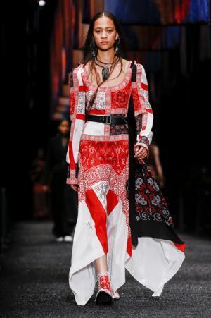 アレキサンダー・マックイーン、神秘の街に思いを馳せて【2017-18秋冬ウィメンズ】