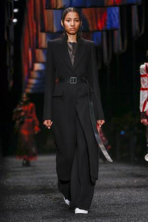 アレキサンダー・マックイーン、神秘の街に思いを馳せて【2017-18秋冬ウィメンズ】