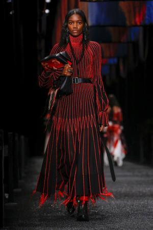 アレキサンダー・マックイーン、神秘の街に思いを馳せて【2017-18秋冬ウィメンズ】