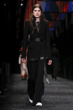 アレキサンダー・マックイーン、神秘の街に思いを馳せて【2017-18秋冬ウィメンズ】