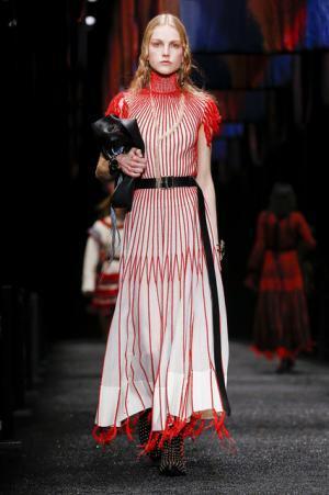 アレキサンダー・マックイーン、神秘の街に思いを馳せて【2017-18秋冬ウィメンズ】