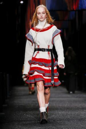 アレキサンダー・マックイーン、神秘の街に思いを馳せて【2017-18秋冬ウィメンズ】