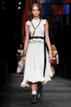 アレキサンダー・マックイーン、神秘の街に思いを馳せて【2017-18秋冬ウィメンズ】