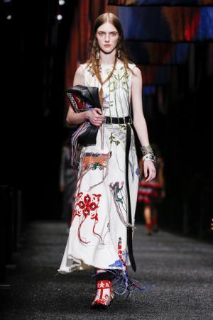 アレキサンダー・マックイーン、神秘の街に思いを馳せて【2017-18秋冬ウィメンズ】