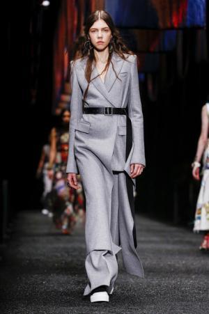 アレキサンダー・マックイーン、神秘の街に思いを馳せて【2017-18秋冬ウィメンズ】