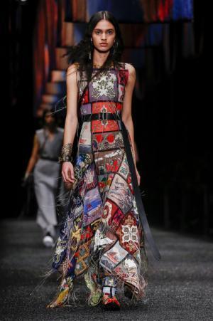 アレキサンダー・マックイーン、神秘の街に思いを馳せて【2017-18秋冬ウィメンズ】