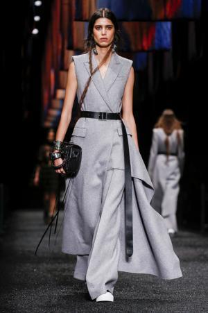 アレキサンダー・マックイーン、神秘の街に思いを馳せて【2017-18秋冬ウィメンズ】