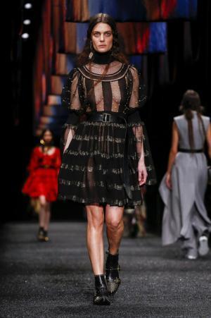 アレキサンダー・マックイーン、神秘の街に思いを馳せて【2017-18秋冬ウィメンズ】