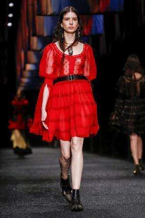 アレキサンダー・マックイーン、神秘の街に思いを馳せて【2017-18秋冬ウィメンズ】