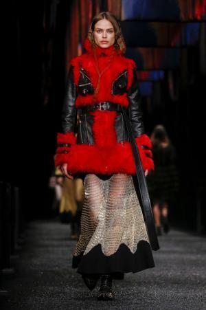 アレキサンダー・マックイーン、神秘の街に思いを馳せて【2017-18秋冬ウィメンズ】