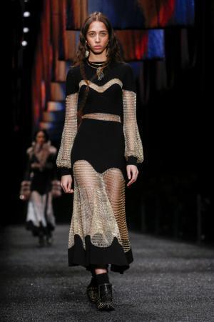 アレキサンダー・マックイーン、神秘の街に思いを馳せて【2017-18秋冬ウィメンズ】