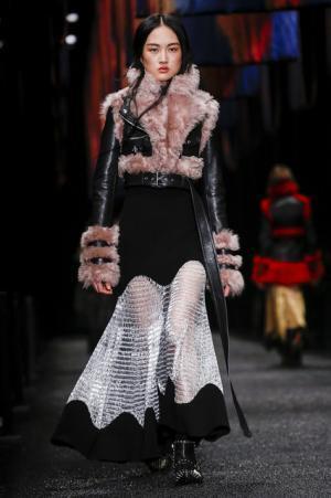 アレキサンダー・マックイーン、神秘の街に思いを馳せて【2017-18秋冬ウィメンズ】